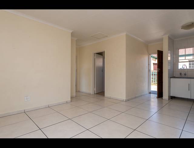 2 BEDROOM SIMPLEX FOR SALE IN LINMEYER